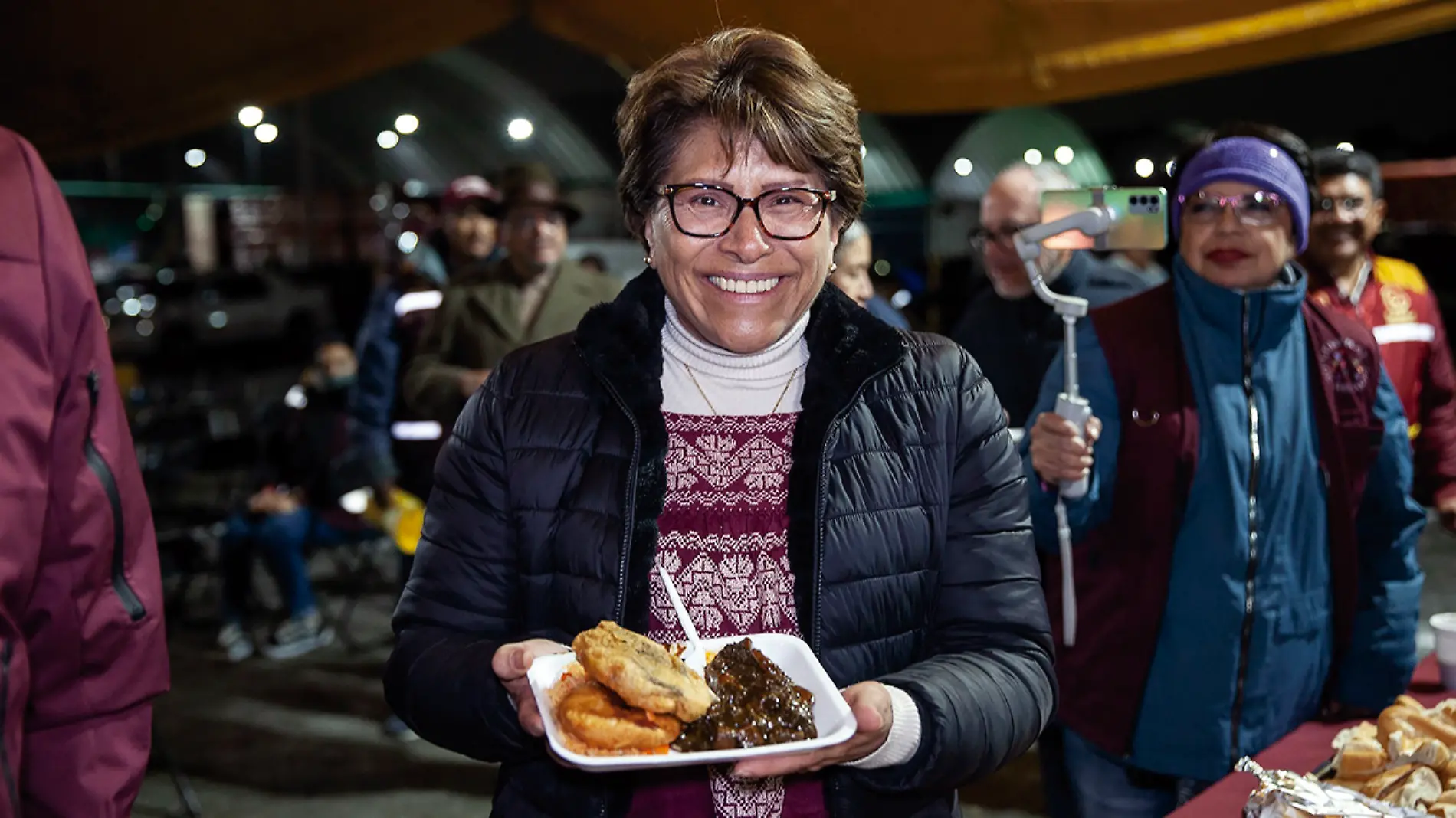 Mujer con platillo de romeritos